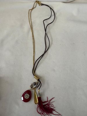 Necklace. Vintage pendant necklace. Signs of wear.