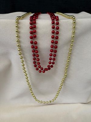 Set of 2 Necklaces. Set consisting of 2 necklaces, one gold and one red. Signs of wear.