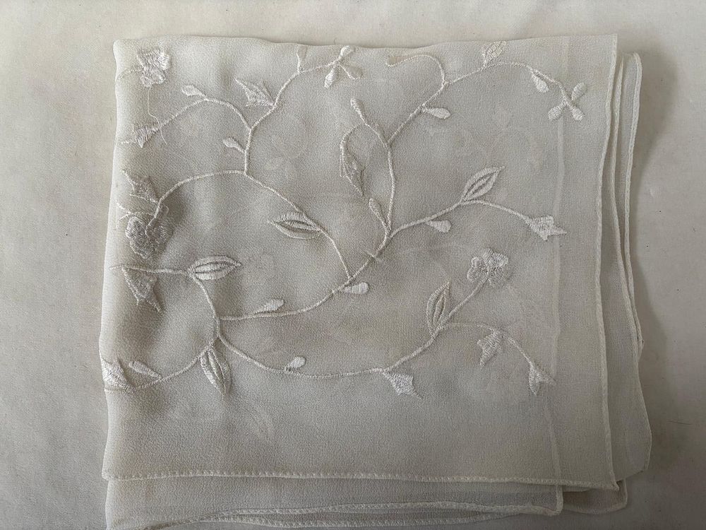 Scarf. Embroidered polyester scarf. Signs of wear.
