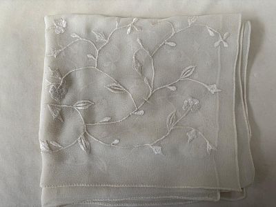 Scarf. Embroidered polyester scarf. Signs of wear.