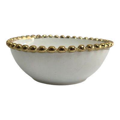 Ta&ccedil;a em cer&acirc;mica branca com detalhes dourados.