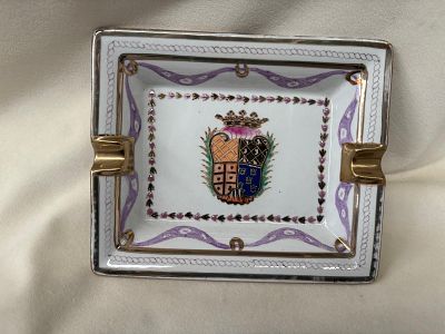 Artigos de Decora&ccedil;&atilde;o. Cinzeiro em porcelana com bras&atilde;o.