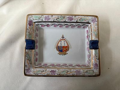 Artigos de Decora&ccedil;&atilde;o. Cinzeiro em porcelana com bras&atilde;o.