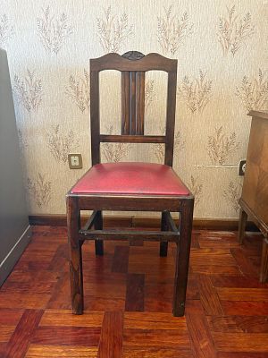 Cadeira em madeira com assento com estofado a tecido. Sinais de uso.