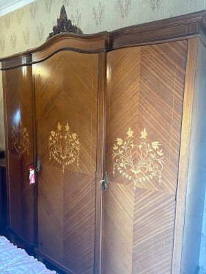 Roupeiro D. Maria. Roupeiro estilo D. Maria com 3 portas , interior espelhos. Sinais de uso.