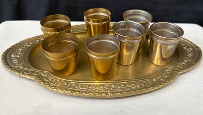 Miniaturas Bronze. Miniaturas em Bronze composta por travessa e copinhos. Sinais de uso.