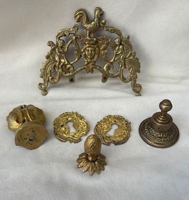 Aplica&ccedil;&otilde;es em Bronze. Aplica&ccedil;&otilde;es para portas ou m&oacute;veis em bronze. Sinais de uso.