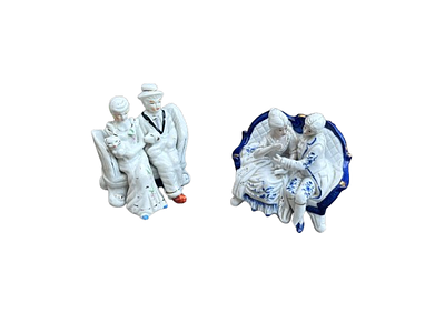 Conjunto Bonecos Porcelana. Conjunto de dois bonecos sentados em porcelana. Um deles tem cabe&ccedil;a 