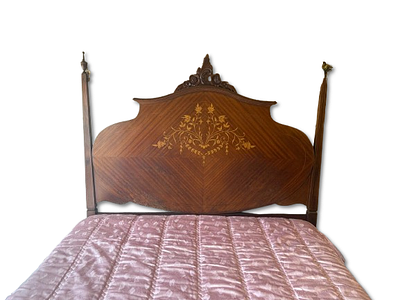 Cama D. Maria de casal com maqueteria e espiga em madeira de nogueira. Sinais de uso.