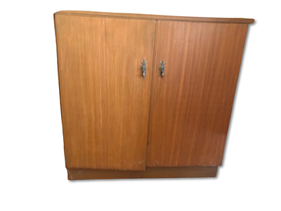 M&oacute;vel de Apoio. M&oacute;vel de apoio em castanho com duas portas. Sinais de uso.