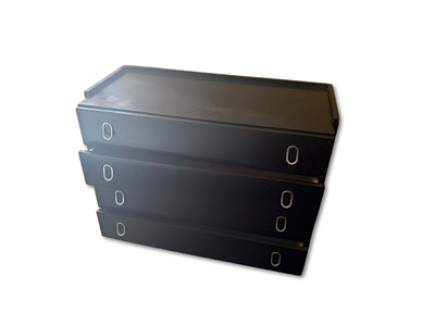 C&oacute;moda Vintage em mdf preta com 4 gavet&otilde;es com puxador em metal cromado. Sinais de uso.