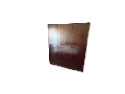 Roupeiro Vintage. Roupeiro em mdf preto com 3 Porta. Interior var&atilde;o em metal e prateleira 