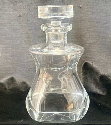 Garrafa de Cristal Atlantis. Garrafa de cristal da marca Atlantis com tampa. Sinais de uso.