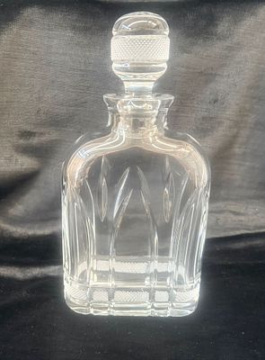 Garrafa de Cristal Atlantis. Garrafa de cristal da marca Atlantis com tampa. Sinais de uso.