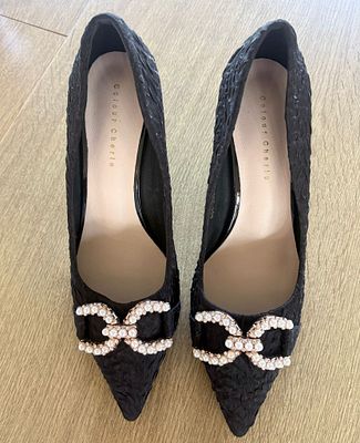 Sapatos de Cerim&oacute;nia. Sapatos de salto alto de cerim&oacute;nia com aplica&ccedil;&otilde;es de p&eacute;rolas. Tamanho 38. 