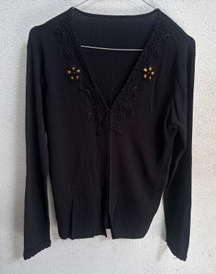 Casaco de Malha preto com bordados e aplica&ccedil;&otilde;es de missangas. Sinais de uso.