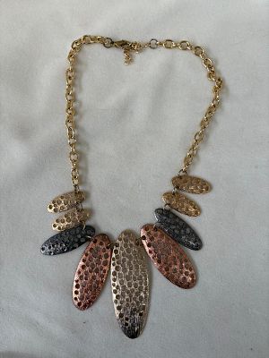 Colar em metal com aplica&ccedil;&otilde;es ovais em dourado, rosa e cinza. Sinais de uso.