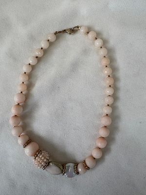 Colar com pedras rosa , missangas e detalhes dourados. Sinais de uso.