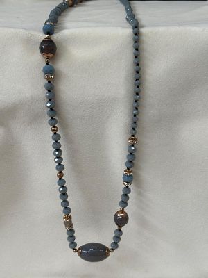 Colar de p&eacute;rolas e pedras. Sinais de uso.