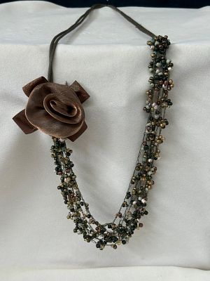 Colar vintage com missangas e aplica&ccedil;&atilde;o de rosa em tule. Sinais de uso.