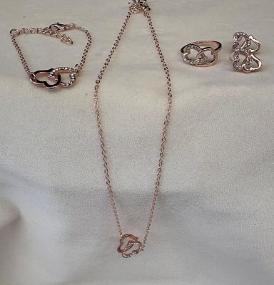 Conjunto Colar, pulseira, brincos e anel. Conjunto composto por 4 unidades . Colar, pulseira 