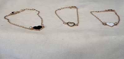 Conjunto 3 Pulseiras. Conjunto composto por 3 unidades de pulseiras douradas com cora&ccedil;&otilde;es. 