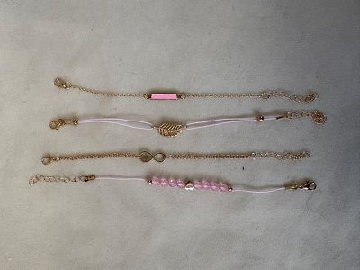 Conjunto Pulseira. Conjunto composto por 4 unidades de pulseiras douradas com aplica&ccedil;&otilde;es. Sinais 