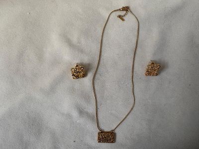 Conjunto Colar e Brincos. Conjunto composto por um colar e dois brincos dourados. Sinais de uso.