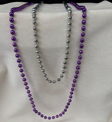 Conjunto 2 Colares. Conjunto de dois colares lil&aacute;s e prata . Sinais de uso.