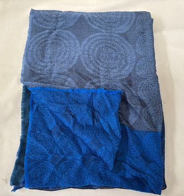 Echarpe em seda com padr&atilde;o . Sinais de uso.