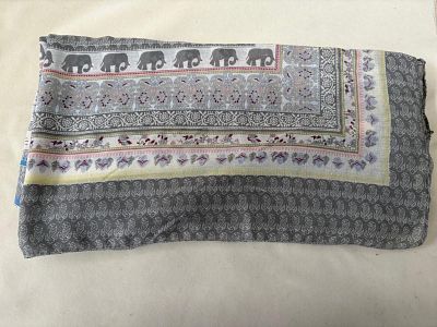Echarpe em algod&atilde;o de grande dimens&atilde;o com padr&atilde;o de elefantes. Sinais de uso.