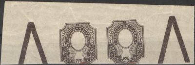 1917.Двадцать шестой выпуск. Пара. С вертикальной меловой сеткой, без перфорации, сдвиг центра 