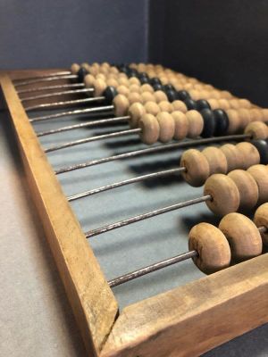 Абакус или абак (с греческого – счетная доска) Деревянные счеты.