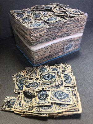 1884 г. Марки Российской Империи на вырезках. 2000 штук. Без стрелок над рожками. Представляют 