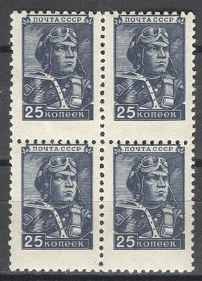 1954 г. По С/К № 1295 (2). Стандарт. Малый размер. Квартблок с красивым смещением перфорации. 