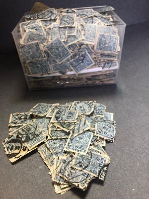 1908 г. Марки Российской Империи на вырезках. 1850 штук. Номинал "7 коп". Представляют интерес 