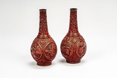 Coppia di vasi piriformi in lacca rossa cinabro, decorati a riserve con figure. Cina, secolo 