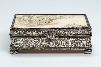 ☼ Scatola in avorio e argento. Giappone, periodo Meiji (1868–1912) Peso g 460; cm 15x10x4 lotto 