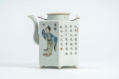 Teiera in porcellana famiglia rosa di forma esagonale decorata con figure e ideogrammi. Cina 