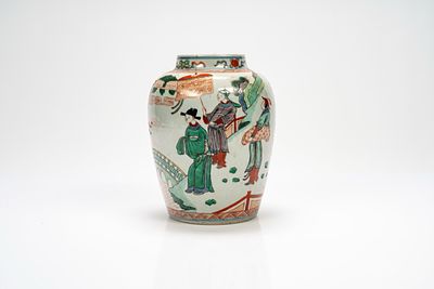 Vaso wucai decorato con figure in un giardino. Cina, fine XIX secolo h cm 28 