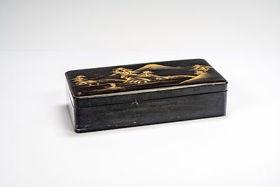 Scatola in lacca a fondo nero di forma rettangolare, decorata in oro e rosso con veduta del 