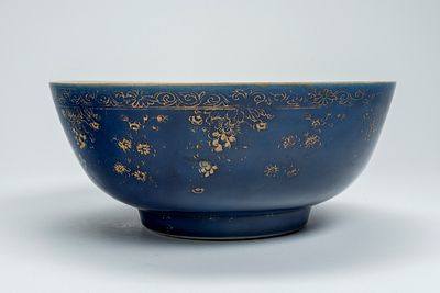 Grande ciotola in porcellana con invetriatura powder blue e decorazione dorata. Cina, secolo 
