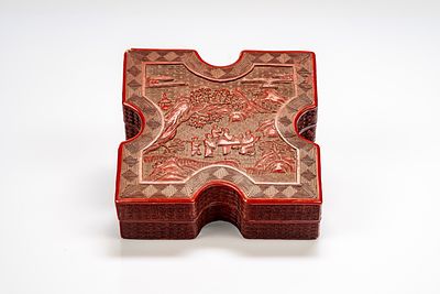 Scatola in lacca rossa cinabro di forma quadrata, decorata con figura di saggio e studenti in 