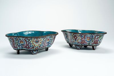 Coppia di fioriere in smalto cloisonn&eacute; di forma globulare. Cina, fine secolo XIX. Coppia 