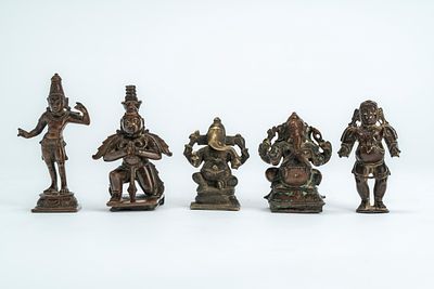 Lotto di cinque piccole sculture in ottone/bronzo due raffiguranti Ganesha, una raffigurante un 