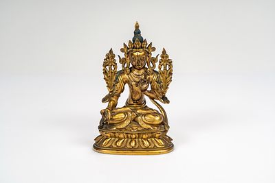 Scultura in bronzo dorato, finemente cesellata e con tracce di colore, raffigurante Tara Verde. 