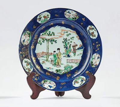 Grande piatto Famiglia Verde. Cina, periodo Kangxi (1661–1722) d cm 40,2 ben dipinto 