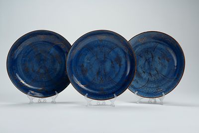 Tre piatti in porcellana con invetriatura powder blue e decori dorati. Cina, secolo XVIII/XIX d 