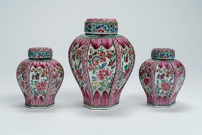 Tre piccole potiches con coperchio di forma esagonale decorate con riserve a motivi floreali. 