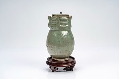 Vaso con coperchio con invetriatura azzurra/celadon e cinque beccucci. Cina, dinastia Song/Yuan 